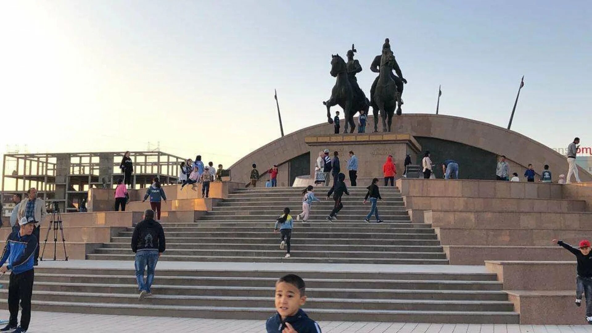 Каком атырау. Атырау площадь города. памятник махамбету и исатаю атырау. атырау казахстан. площадь исатая и махамбета атырау.