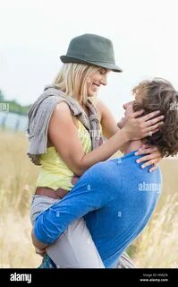 Romantico trasporto uomo donna nel campo Foto stock - Alamy.