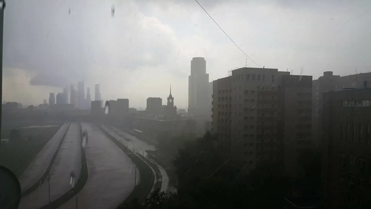 Ураган в москве сити. Торнадо в москве 1998. Ливень в москве сегодня видео. Гроза в москве 13 июля. Маг бури москва.