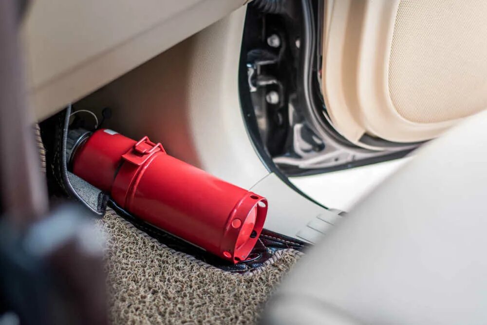 Rennline extinguisher mount. A0008604980 огнетушитель mb. Огнетушитель в салоне автобуса. Огнетушитель маленький для машины. Огнетушитель кар.