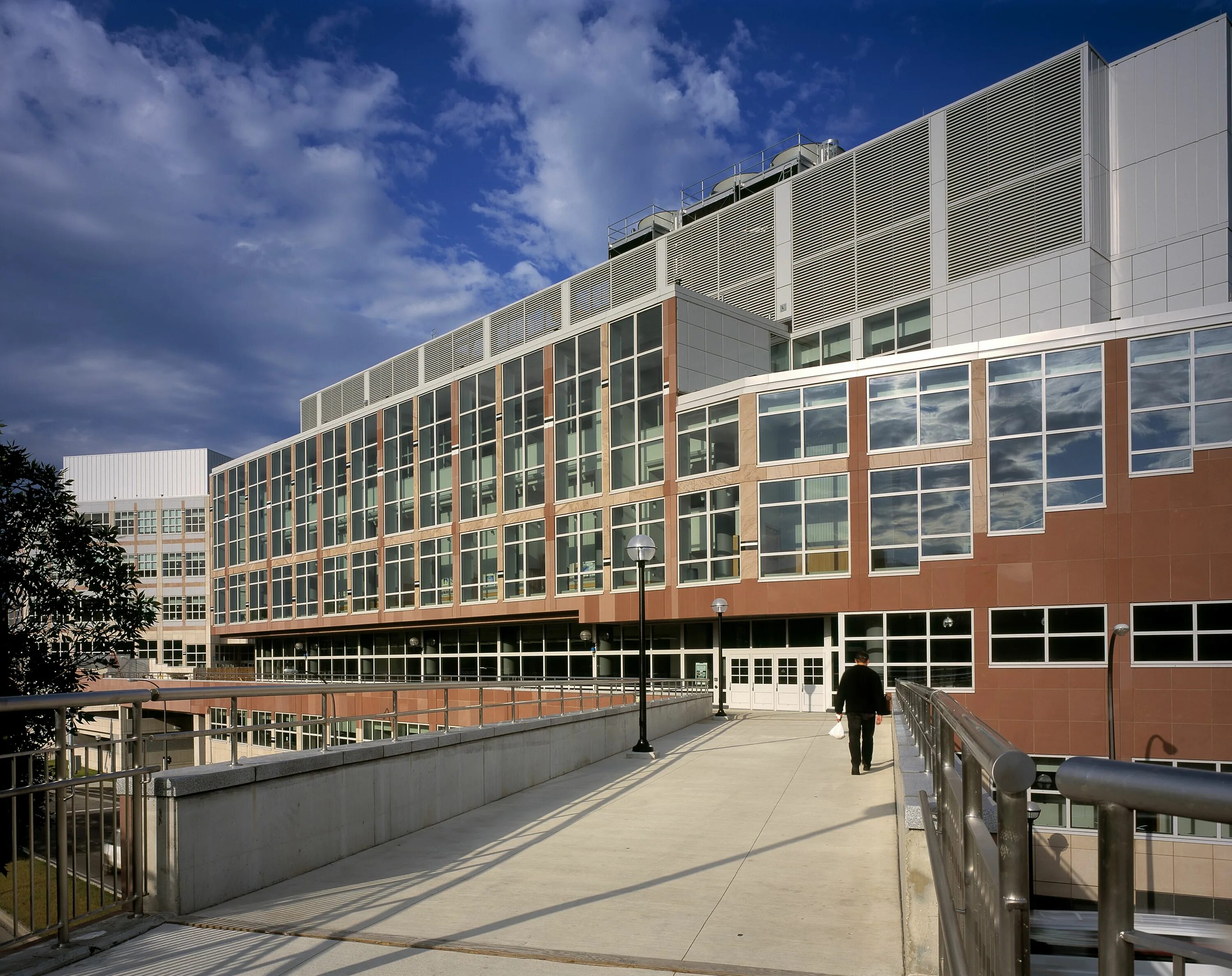 University complexes. Немецкая фирма behnisch&behnisch. Университет мичигана для инвалидов. Университетский кампус. Английская школа донецк здание.