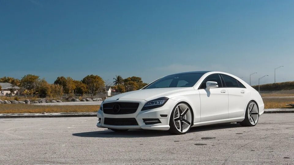 Белая машина mercedes. Mercedes CLS 550. Mercedes Benz CLS 550 AMG. Mercedes CLS 550 AMG. Mercedes CLS 63