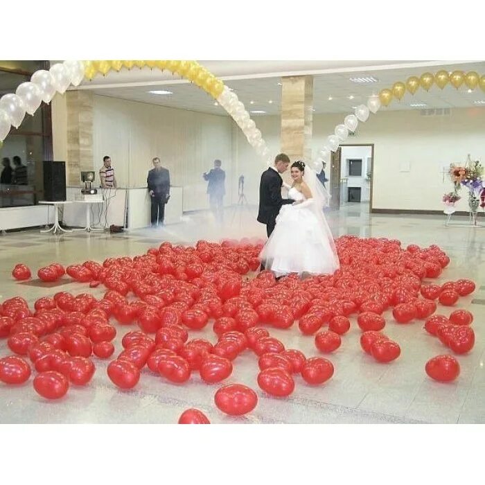 Украшение воздушными шарами на полу. Шары на полу на свадьбе. Свадьба с шариками на полу.