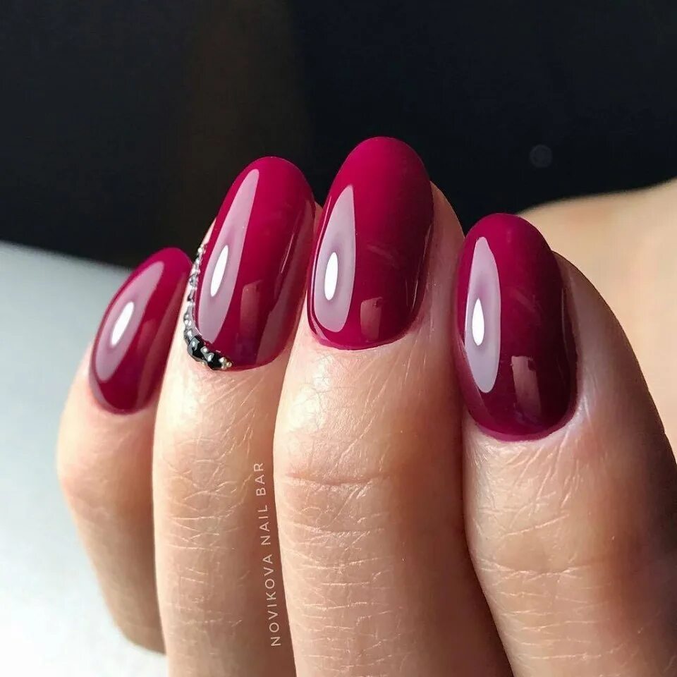 Идеальный блик на ногтях. Маникюр покрытие с бликами. Неровный блик на ногтях. Идеальный маникюр гель лаком. Идеальный маникюр под кутикулу.