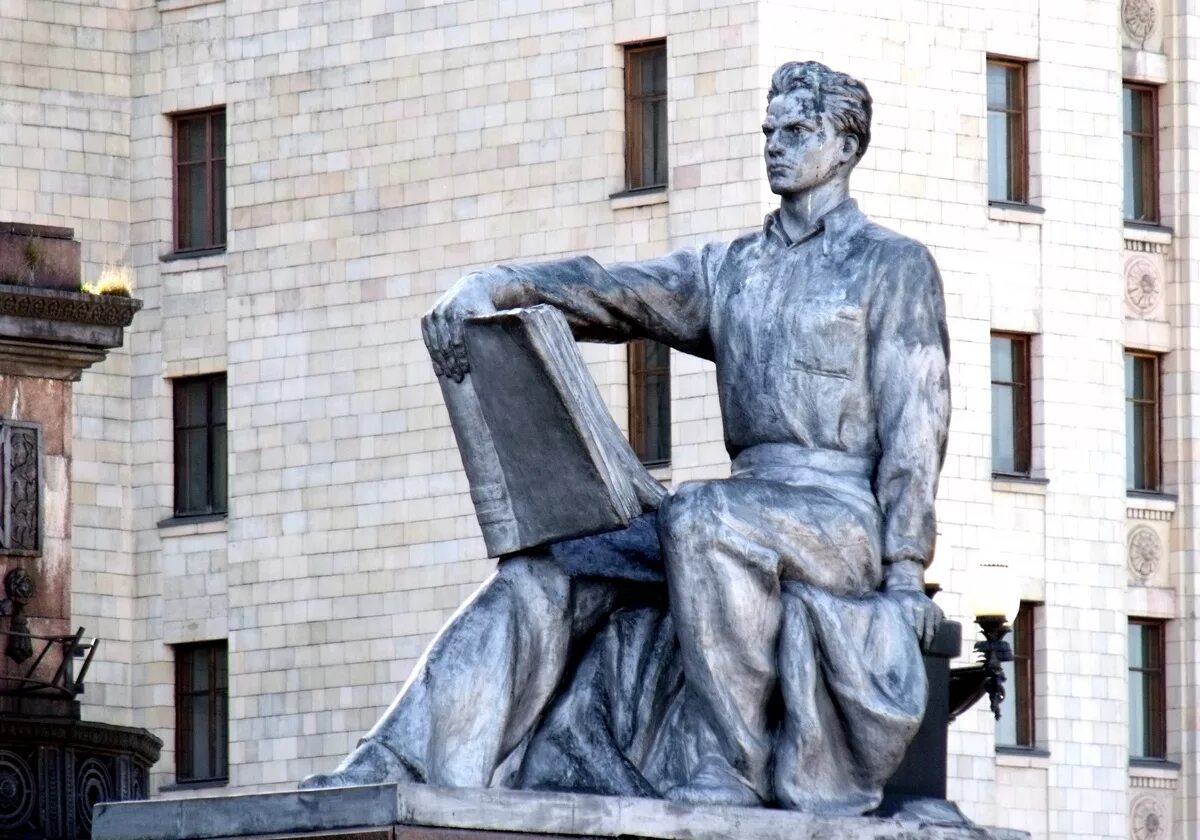 Памятники науки москвы. Памятник шухову в москве на тургеневской площади. Памятник в москве около кинотеатра лента мебиуса. Скульптура наука установлена у здания мгу мухина. Памятники науки москвы.