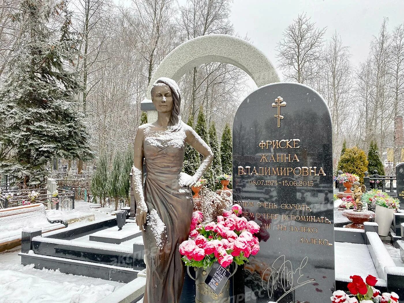 Фриске сколько лет было бы сейчас. Могила жанны фриске. памятник на могиле жанны фриске.