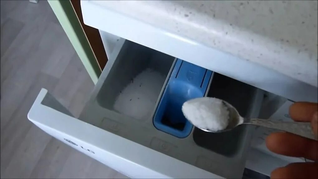 Сколько порошка на 5 кг. Соль в стиралку. Ложка для порошка в стиральной машине. Добавляю соль в стиральную машинку. Добавление соли в стиральную машину.