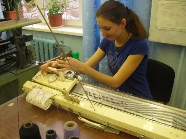 Вязальщица трикотажных изделий, полотна. Вязальная машина lk 150. Вязальщица вакансии. Вязальщик схемных жгутов кабелей и шнуров. Текстильное производство.