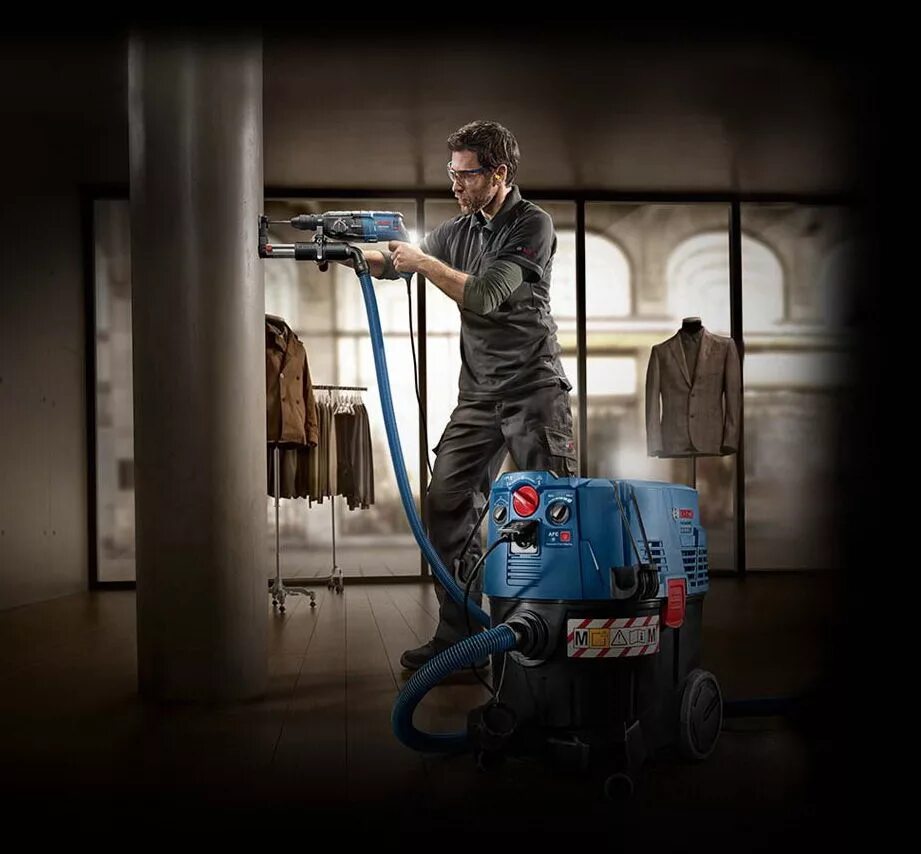 Vacuum dust cleaner пылесос. Bosch Gas 35 m AFC. Bosch Vacuum Cleaner Gas 35. Строительный пылесос. Электроинструменты креативная реклама.