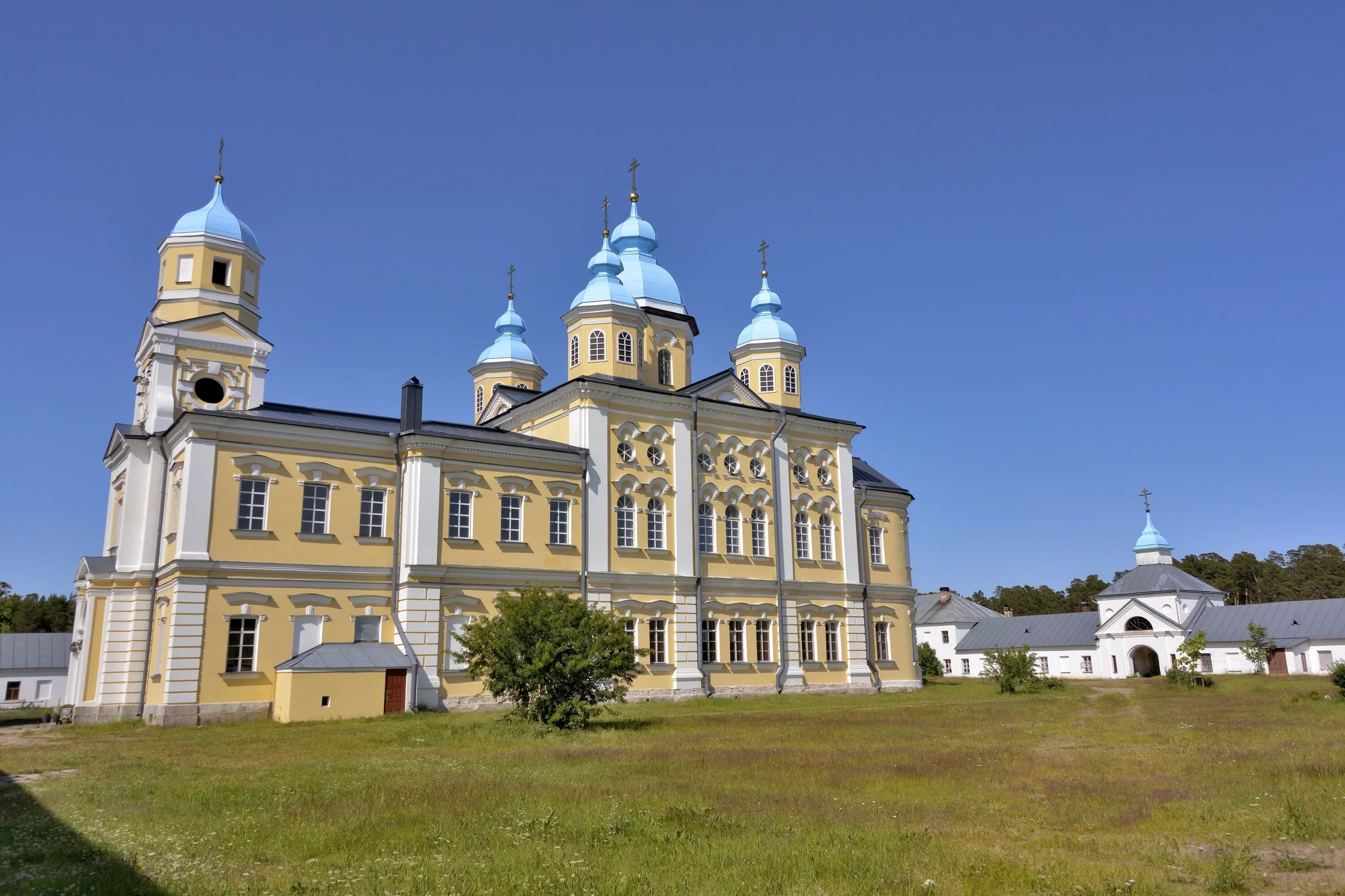 Коневский рождество-богородичный монастырь ладожское озеро. Коневский рождество-богородичный монастырь. Остров коневец достопримечательности. Остров коневец монастырь. Коневский рождество-богородичный монастырь.