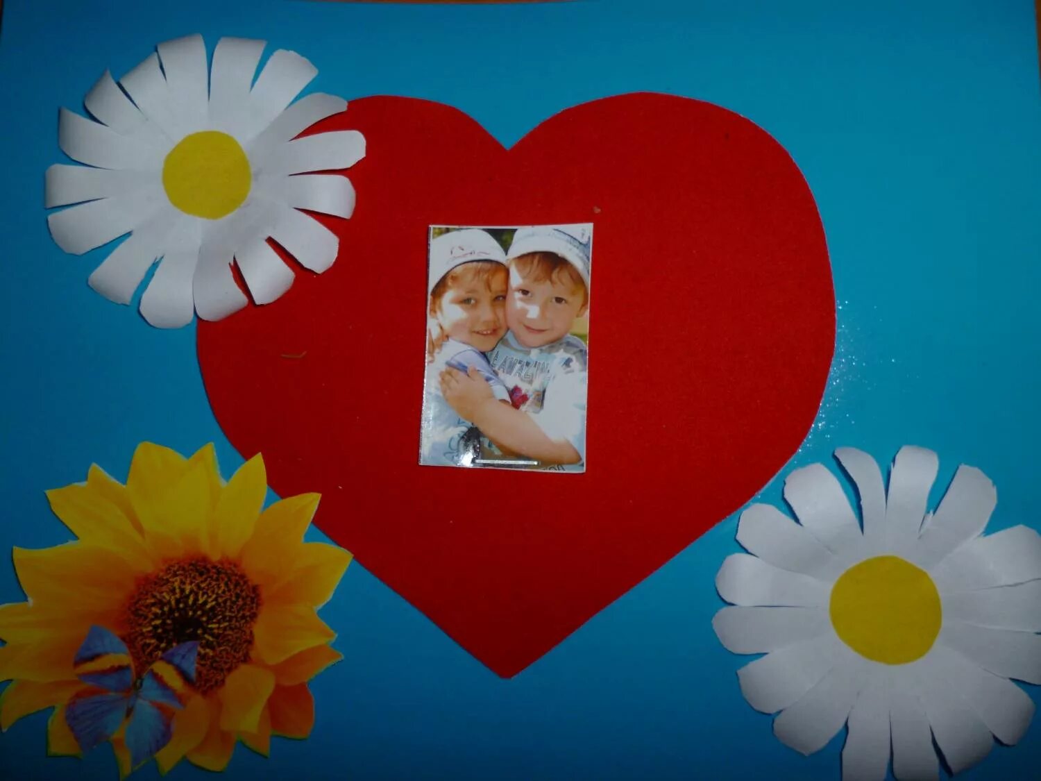 Подарок маме на день семьи. Подарок маме из ладошек. Подарок на день семьи своими руками. Букет ромашек из бумаги. Поделки из цветной бумаги.