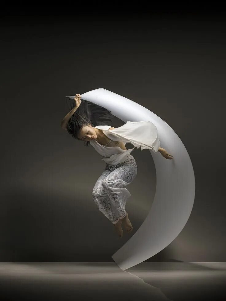 Необычные танцы. Динамичные позы мужчины. Клаудио пикколи. Танцующий мужчина. Lois greenfield фотограф.