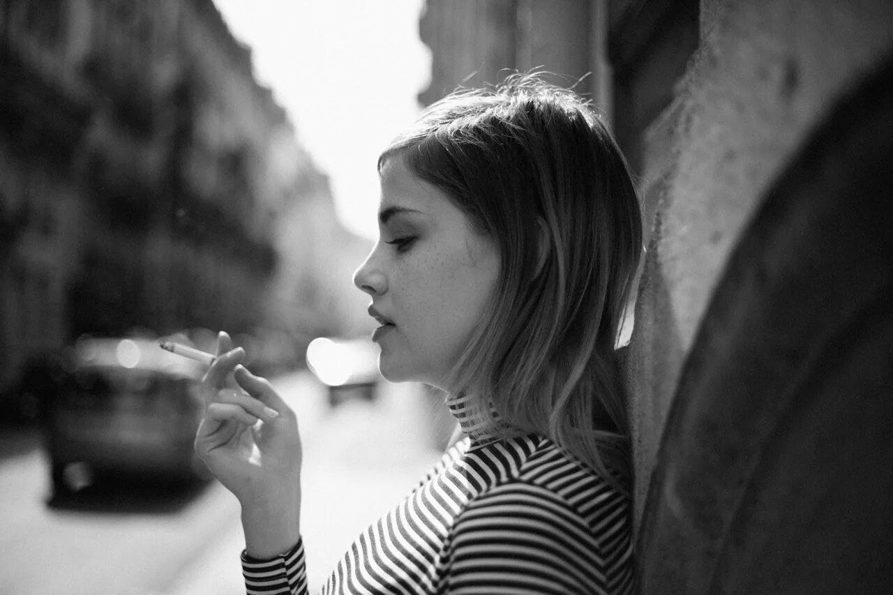 Девушка подросток с сигаретой. Подросток курит. Эмма абеба курит. Курящие девушки подростки. Курящие подростки девочки.