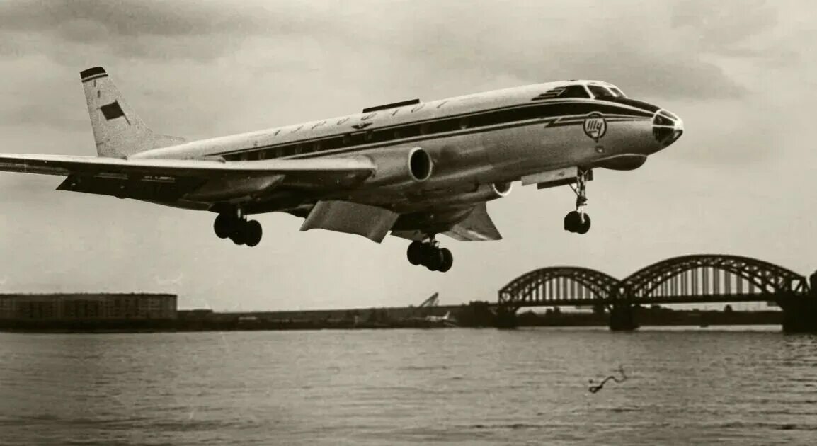 Ту 124 на неве 1963. Приводнение на неву ту-124. Посадка ту 124. Посадка ту 124. Посадка ту-124 на неву в 1963.