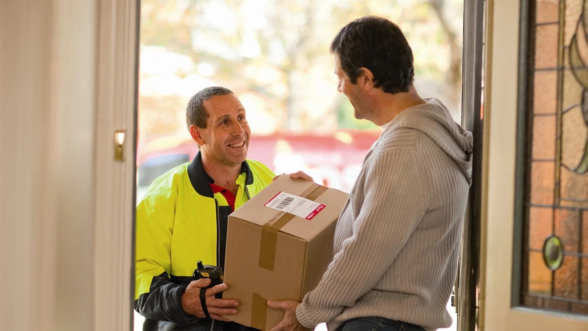 Посыльный в отеле. Courier Home delivery. Пикинг товаров. Deliver офис.