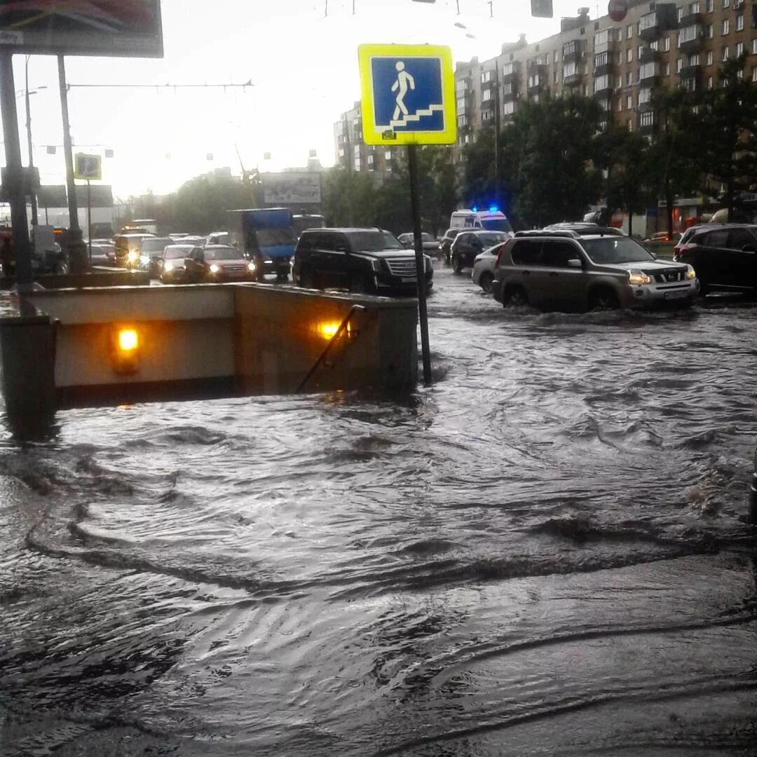 Дождь переехал. Потоп в Москве. Ливень в Москве. Вчерашний потоп в Москве. Ливень потоп.