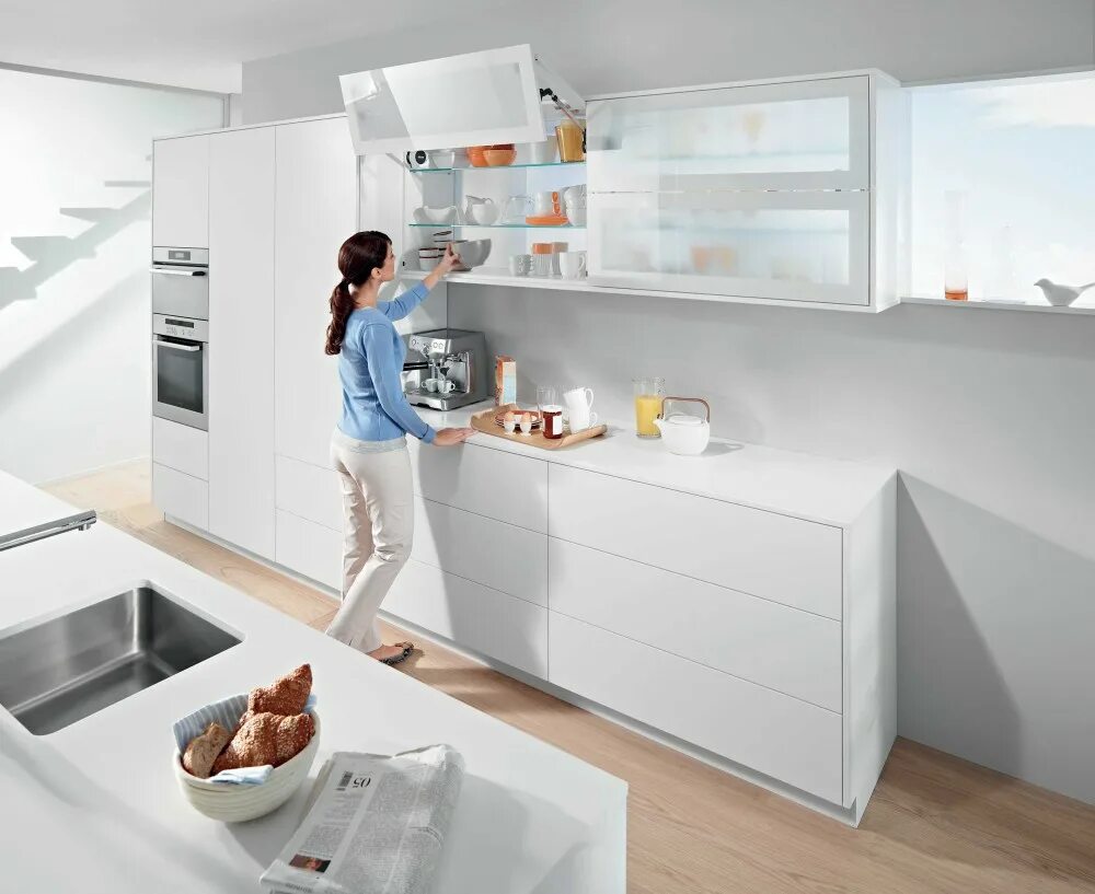 The kitchen отзывы. Blum фурнитура для кухни. Система Блюм для верхних шкафов. Фурнитура Блюм пуш ап. Полка лифт для кухни Blum.