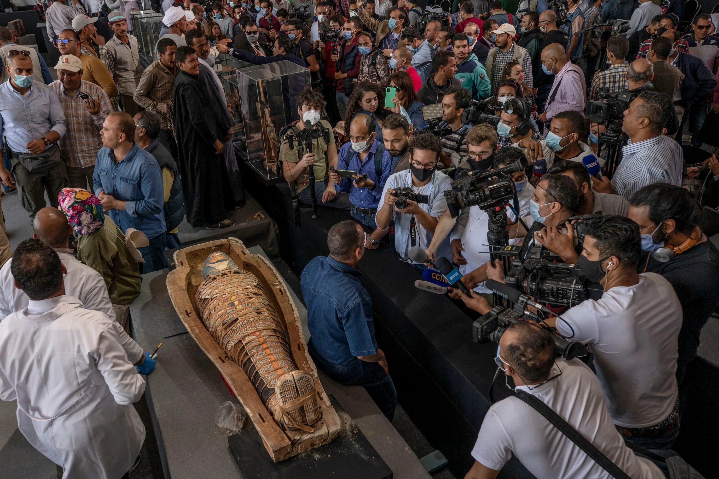 Что такое погребение фараона. Находка в Египте 2020 саркофагов. Египетские саркофаги 2020. Мумия в саркофаге в древнем Египте.