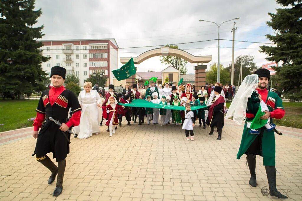 Организации черкесска. Аул Хабез Карачаево Черкесская Республика. Черкесский дворик Хабез. Лицей Хабез. Черкесск аул Хабез.