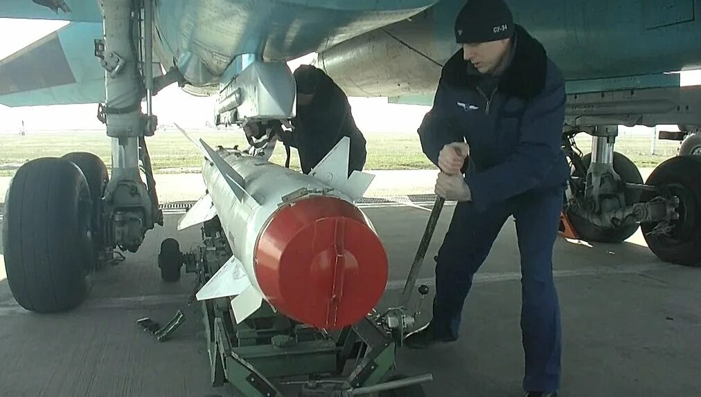 Видео 20 апреля. Су 34 с ракетами. Су-34 ВКС. Авиационный снаряд. Су 34 авиабомба.