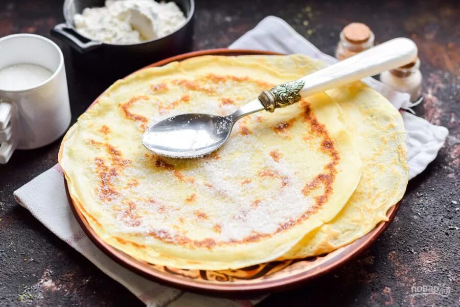 Блины на сковородке. Блины с маслом и сахаром. Тонкие блинчики с маслом и сахаром. Блины на сковороде. Блины с сахаром и маслом на сковороде