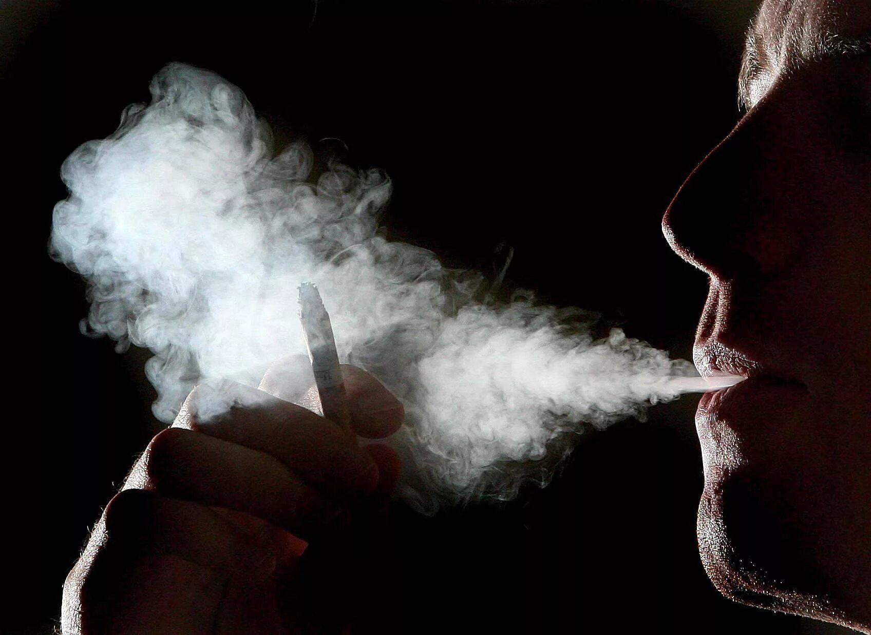Курение дым. Сигаретный дым. Дымящая сигарета. Мужчина в сигаретном дыму. Вместе с дымом сигарет