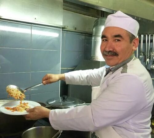 Повар узбекской кухни работа. Повар узбекского ресторана. повар для кафе узбеки. повара узбекской кухни ишут работу. повар мирового масштаба отабек узбекская кухня.