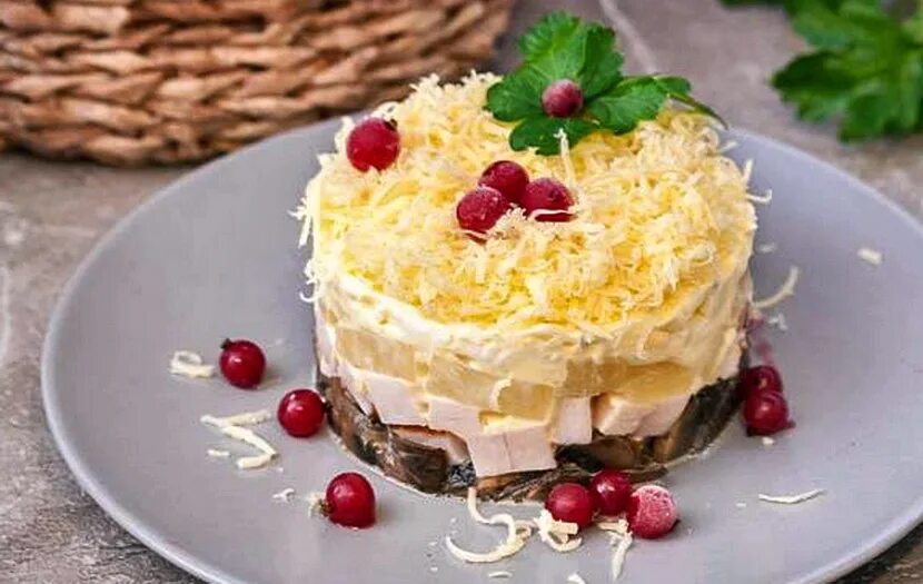 Слоеный салат с ананасами. Ананасовый салат слоями. Салат с ананасом и курицей слоями. Салат с копчёной курицей и ананасами слоями