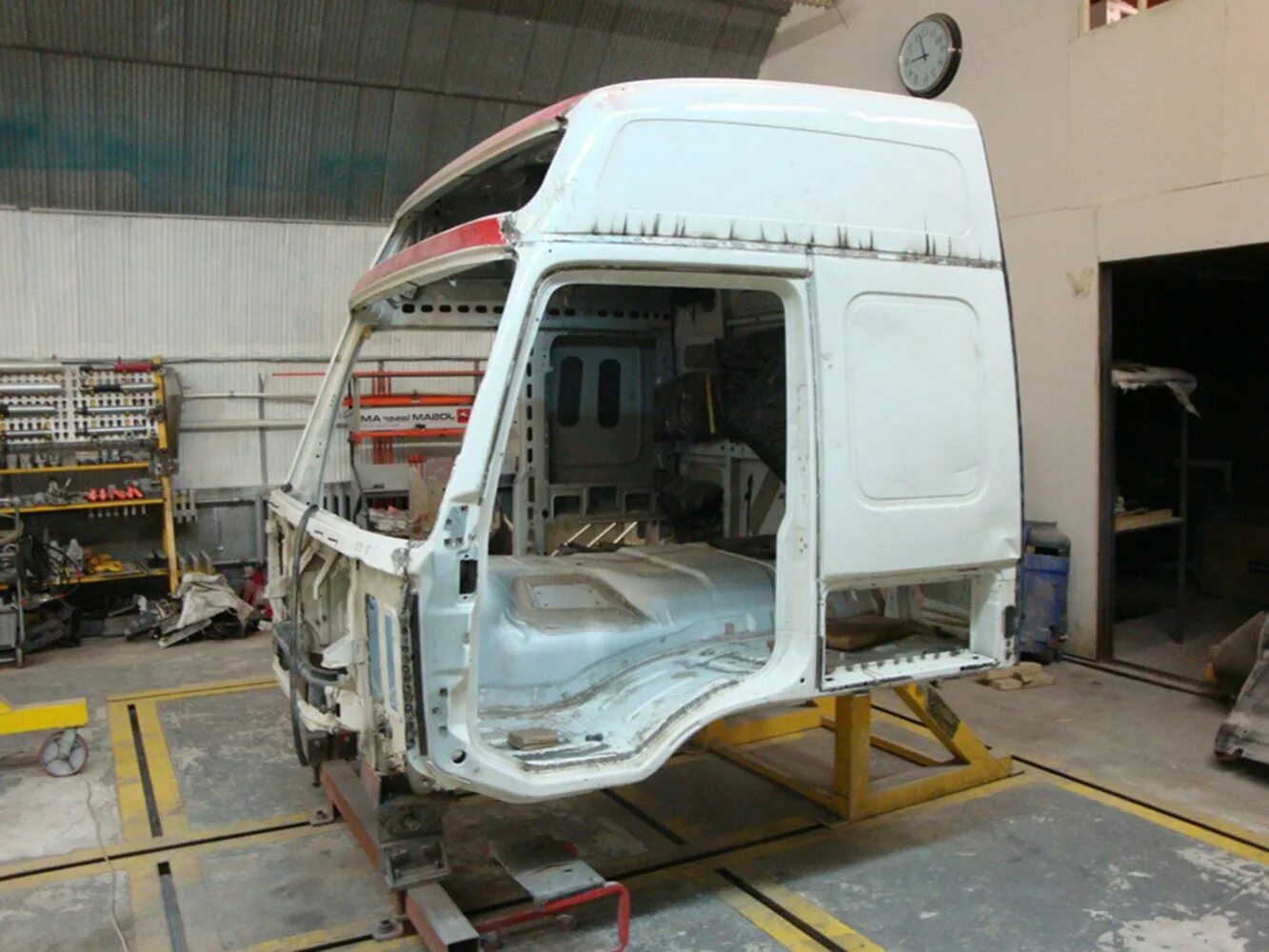 Части кузова грузового автомобиля. Силовой каркас автомобиля. Кузов автомобиля кабины автомобилей. Ауди а6 алюминиевый кузов. Корпус кузова легкового автомобиля.