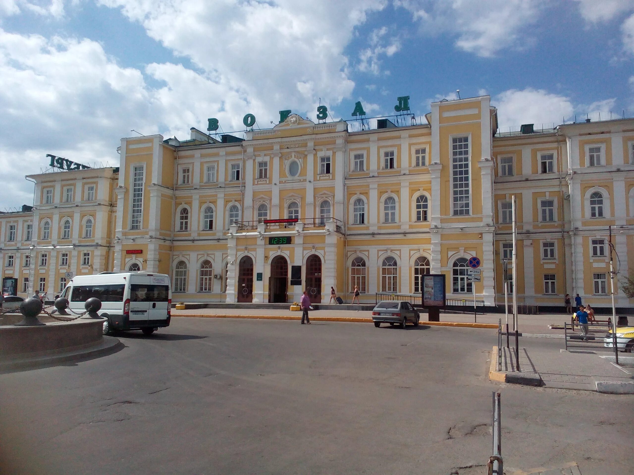 Вокзал оренбург 1920. Жд вокзал оренбург. Жд вокзал оренбург телефон. Железнодорожный вокзал оренбург. Жд вокзал оренбург привокзальная площадь.