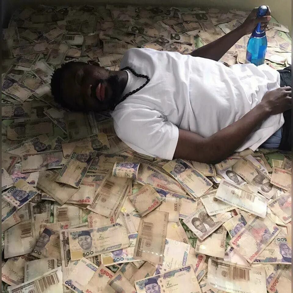 Деньги во сне. Валюта Нигерии. Man Sleeps on money. Nigerian guy died trying to give away money. Давать деньги во сне мужчине