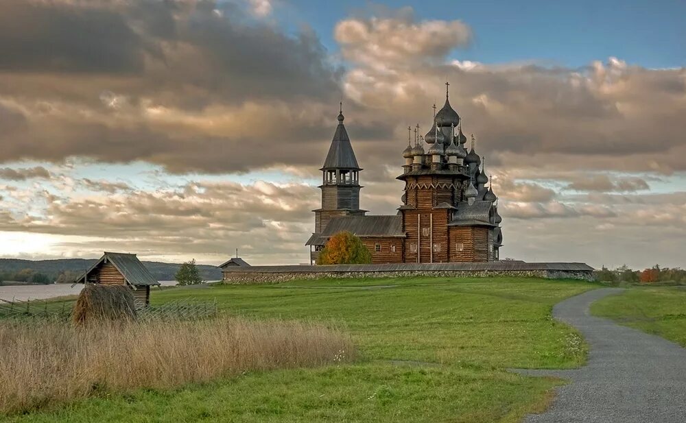 Музей заповедник русского севера. Кижи Карелия. Красивая природа храм Карелии Кижи. Кижи русская равнина. Храм русского севера в Кижах.