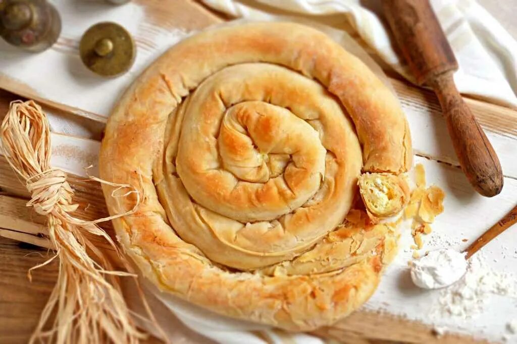 Пирог банница болгарский. Банница. Тиропита (баница). Баница болгарская. Болгарское блюдо банница.