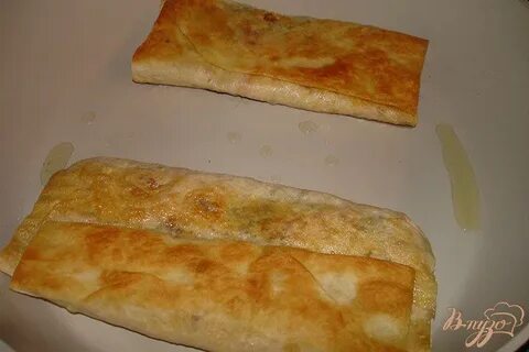 Лаваш с колбасой и сыром на сковороде