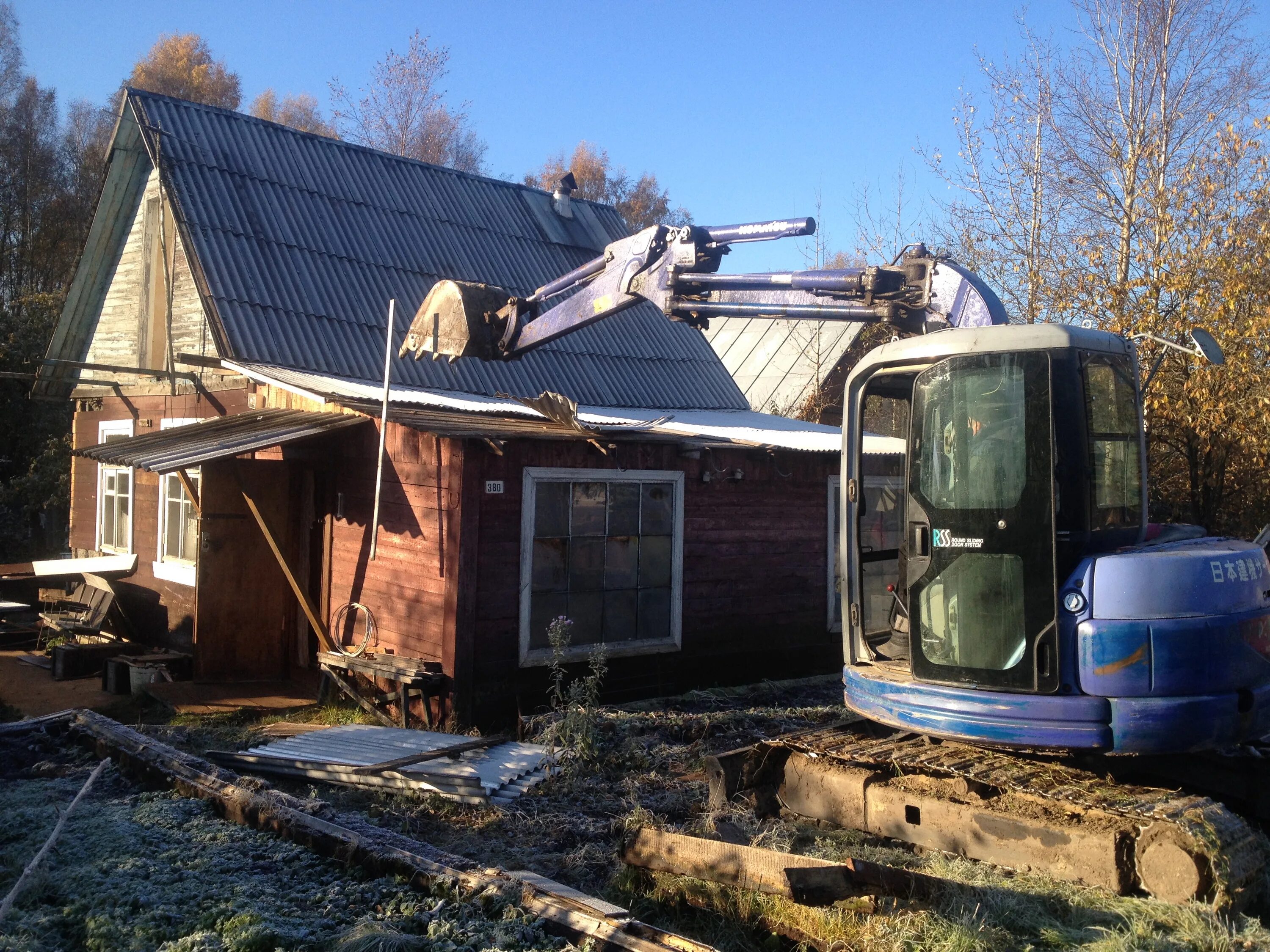 сколько стоят старые дома. старый деревянный дом. старый деревянный дом в деревне. частный дом в деревне. обычные деревенские дома.