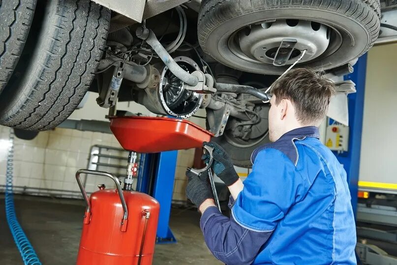 Техническое обслуживание автомобиля. Техобслуживание грузовых автомобилей. Автослесарь грузовых автомобилей. Сервисное обслуживание автомобилей. Проводить техобслуживание