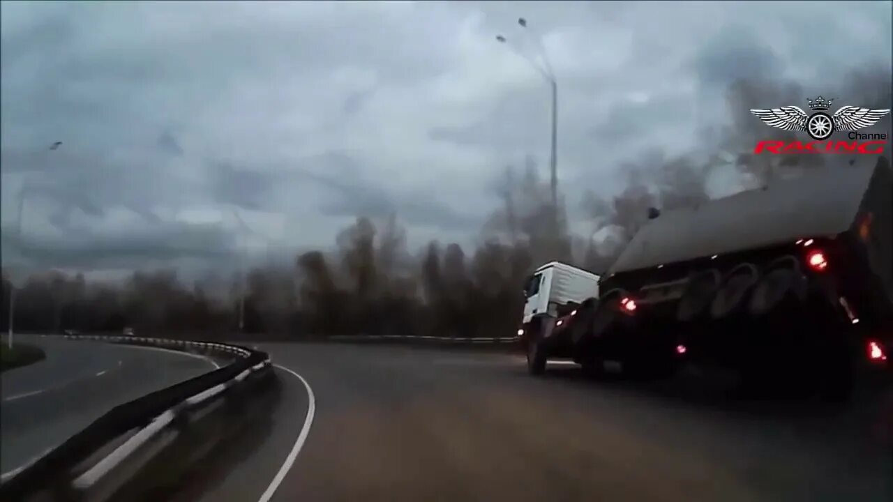 Видеорегистратор жутких дтп. Раздавленные катком машины. Видеорегистратор жутких дтп. Видеорегистратор жутких дтп. Кутузовский проспект саид губденский.