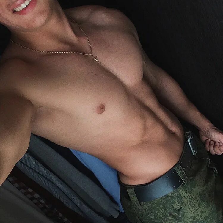 Фото парня 18 домашние. Фото торса парней. торс селфи. красивый торс парня селфи. голый торс димы масленникова.