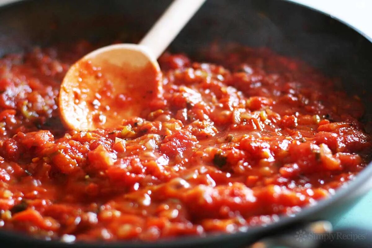 Овощи в томатном соусе на сковороде. Томатный соус. Томатный соус с луком. Томатная паста. Подлива с томатной пастой.