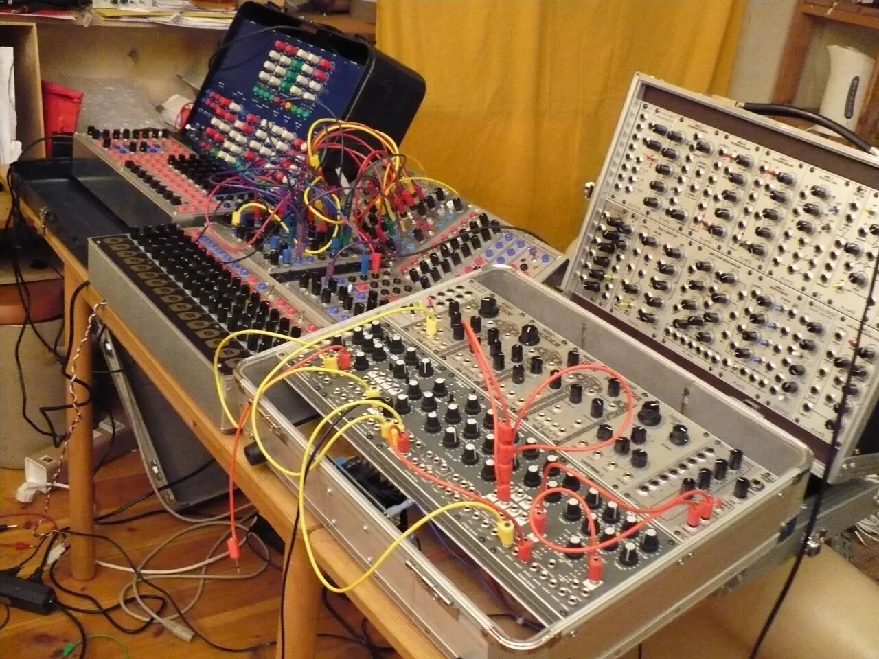 Synth palace. Serge синтезатор. модулярный синтезатор. modular synth. синтезатор с проводами.