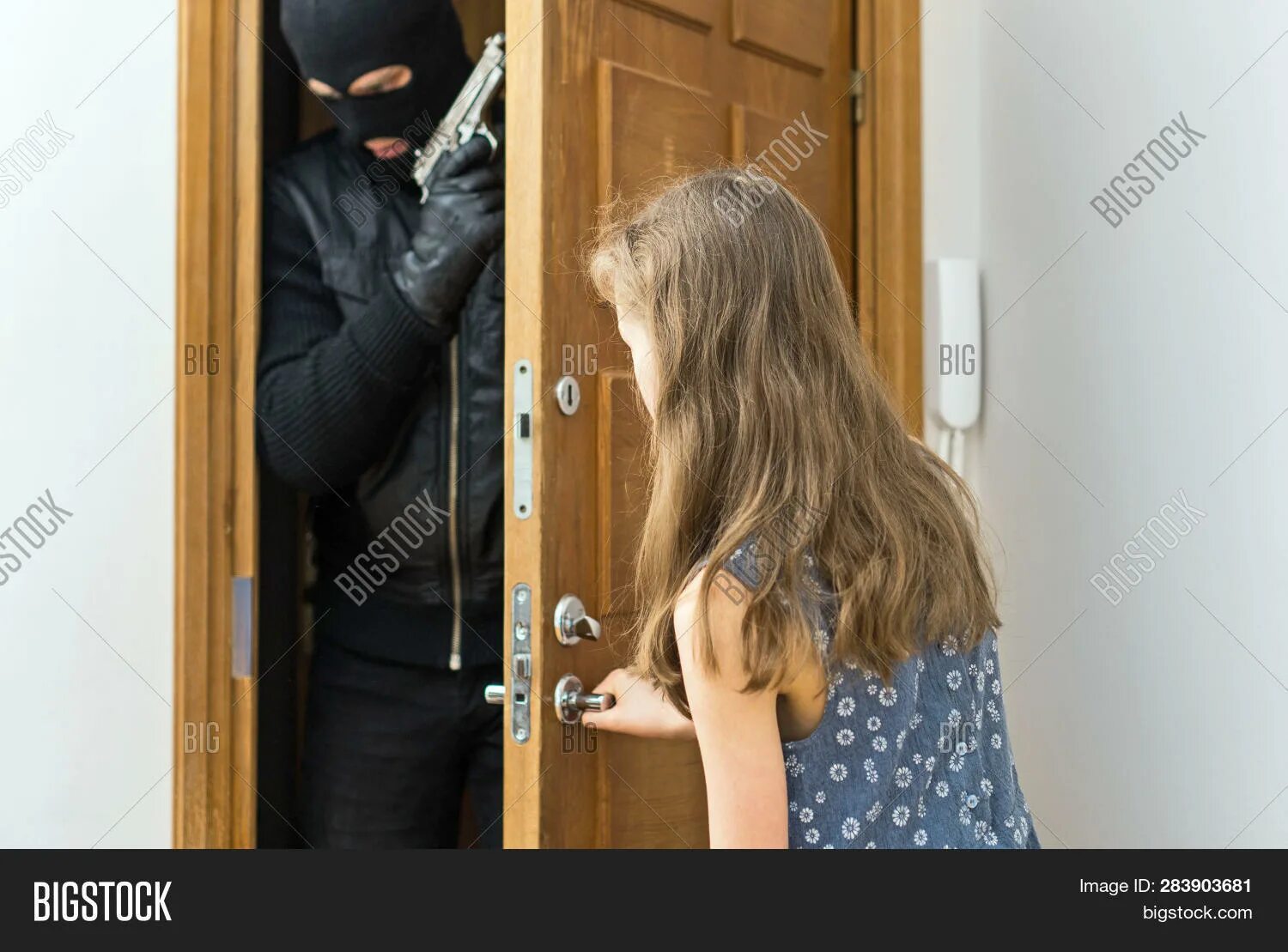 Девочка открыла дверь незнакомцу с топором. Сияние джек николсон с топором. Женщина входит в дверь. Открытая дверь. Девочка открыла дверь незнакомцу с топором.