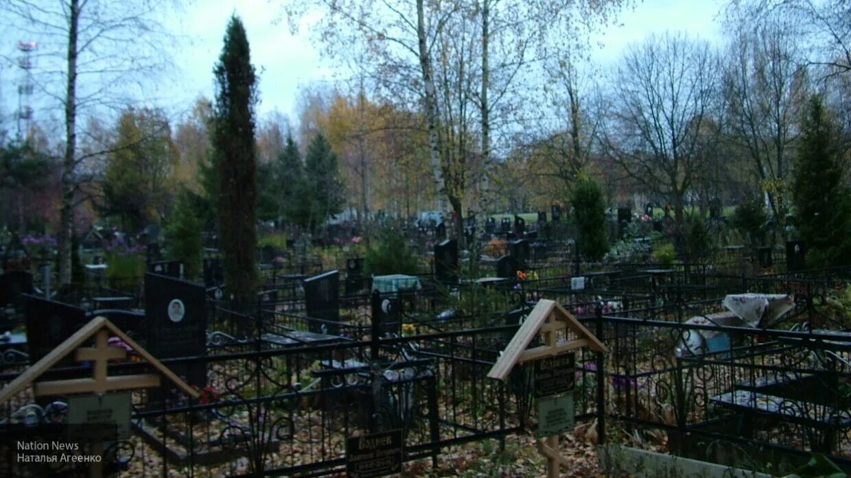 фотография на кладбище живого человека. майское кладбище село майское. фотография на кладбище живого человека. фотография живого на кладбище. кладбище открытые могилы.