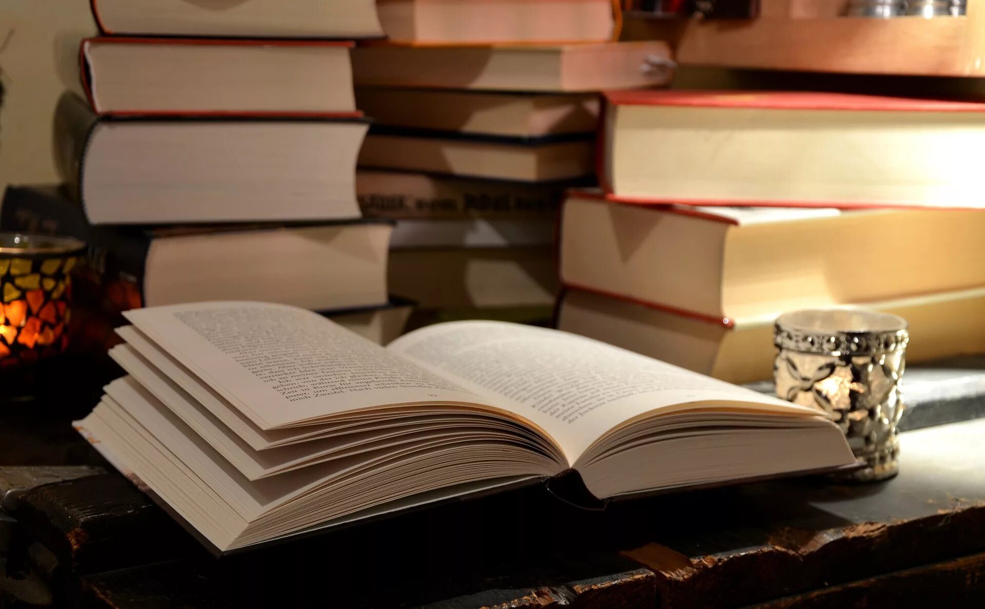 Несколько книг одновременно. Чтение книг. хобби чтение книг. стол «книга». изображение книги.