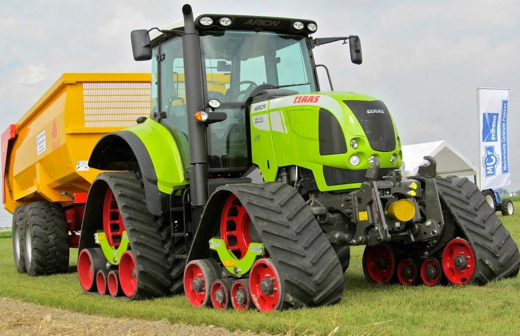 Как называется трактор. Claas arion 640. трактор deutz fahr гусеничный. сельхозтехника джон дир. трактор claas на гусеницах.