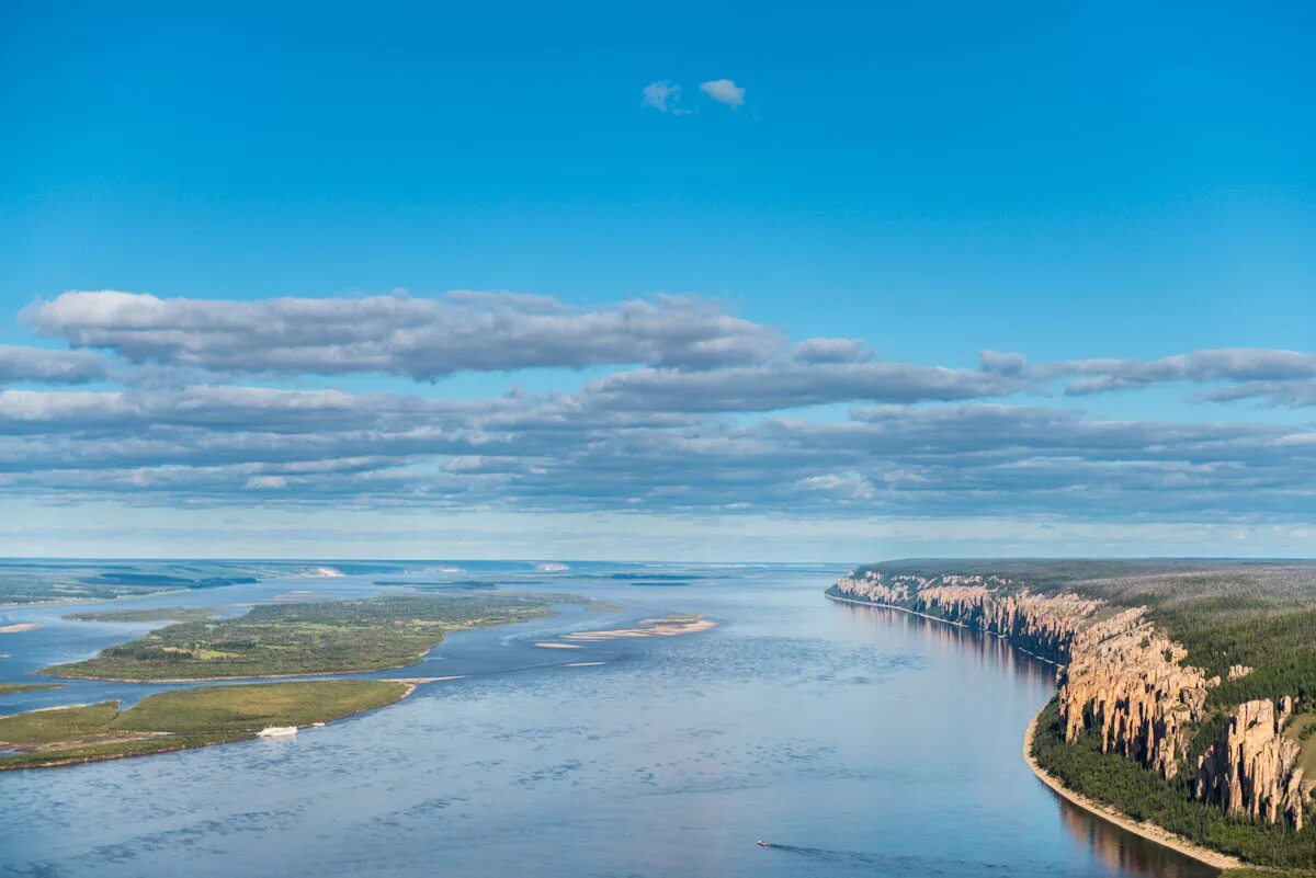 В это море впадает река якутии. Река Лена в Якутии. Долина реки Лена Якутск. Река Лена Новосибирск. Ширина реки Лена в Якутске.