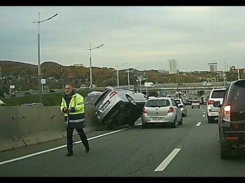 14 Октября авария на низководном мосту во Владивостоке. Владивосток гонщики на низководном мосту. Низководный мост владик авария. ДТП 20 14 октября 2022 года на Невского на мосту в городе Владивосток.