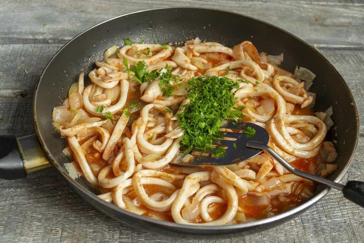 Кальмар жареный с луком. Кальмары, жареные с луком и чесноком. Кальмары в кулинарии. Кальмар на сковороде. Рецепт кальмаров с луком.