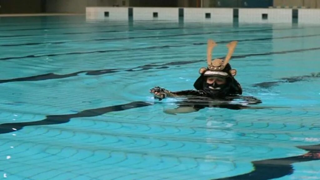 Томми версетти тонет. Тонущий человек. Томми версетти в воде. Персонаж не умеет плавать. Тонущий человек мультяшный.