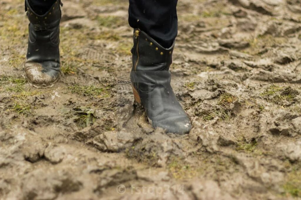 К чему снится отмывать. Ботинки грязь бег. Heeled Boots Muddy. Mudd обувь.