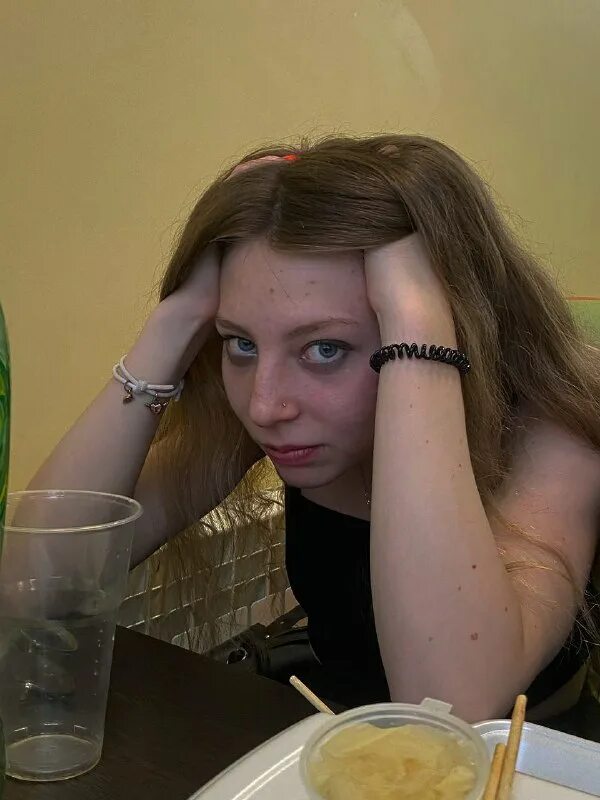 уходи лена. лена уходит. накрутила себя так что укачало картинка. лена уходит. лена уходит.